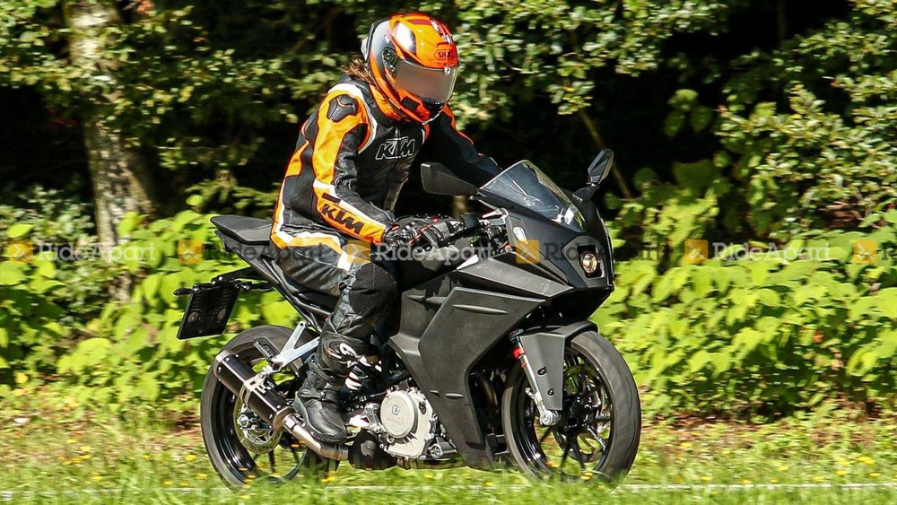 KTM RC 390 được thử nghiệm tr&ecirc;n đường hồi năm ngo&aacute;i