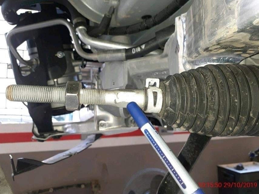 Do xe bị sập gầm một bên nên thoạt nhìn chỉ có phần rô tuyn bên lái bị hỏng Do xe bị sập gầm một bên nên thoạt nhìn chỉ có phần rô tuyn bên lái bị hỏng