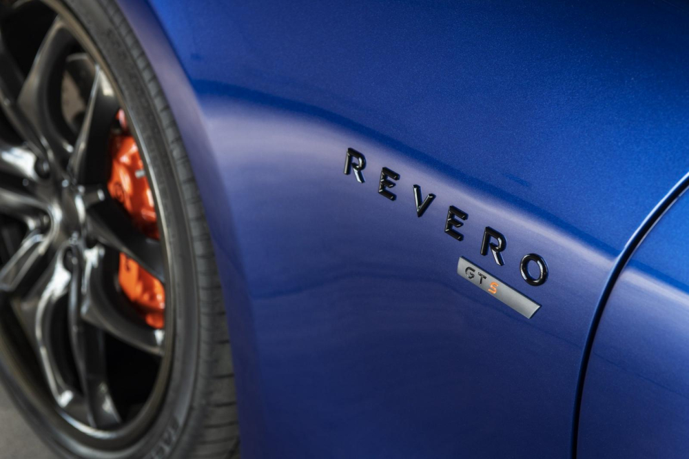 H&agrave;ng chữ Revero GTS tinh tế ở sườn lốp trước