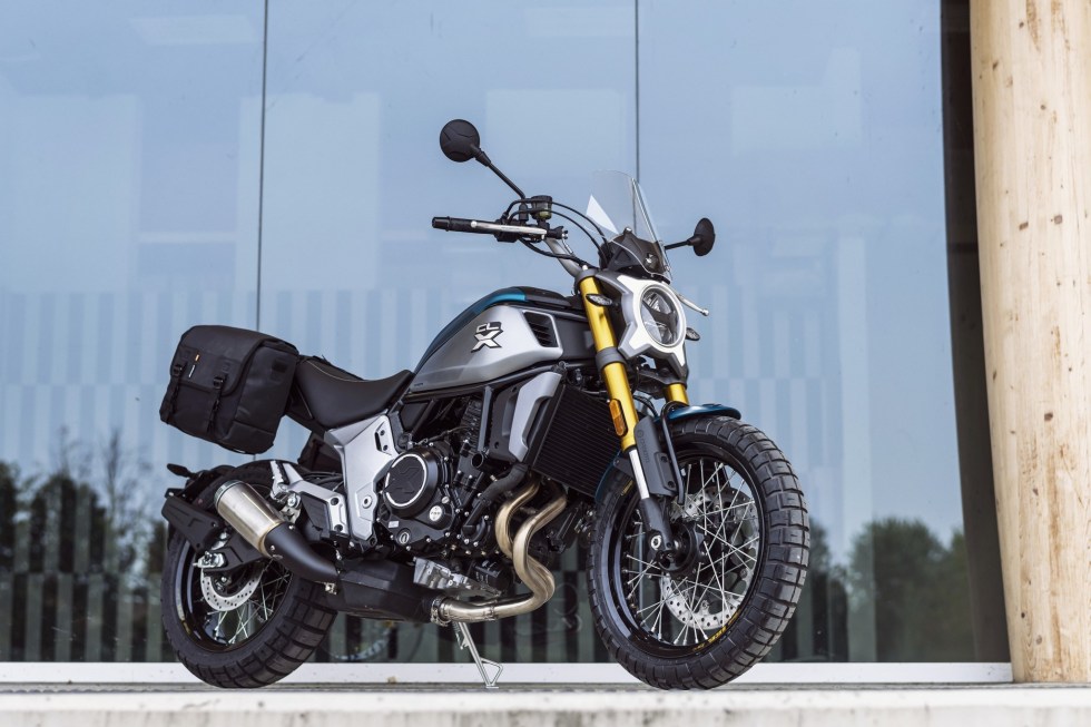 CF Moto 700CL-X phi&ecirc;n bản Adventure kh&aacute; giống với Ducati Scrambler Desert Sled