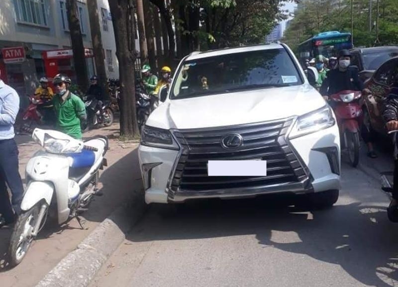 Chiếc SUV hạng sang Lexus LX570 m&agrave;u trắng đỗ tr&ecirc;n đường