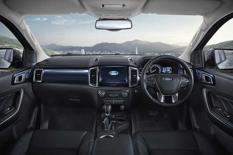 Khoang lái Ford Everest Sport 2020