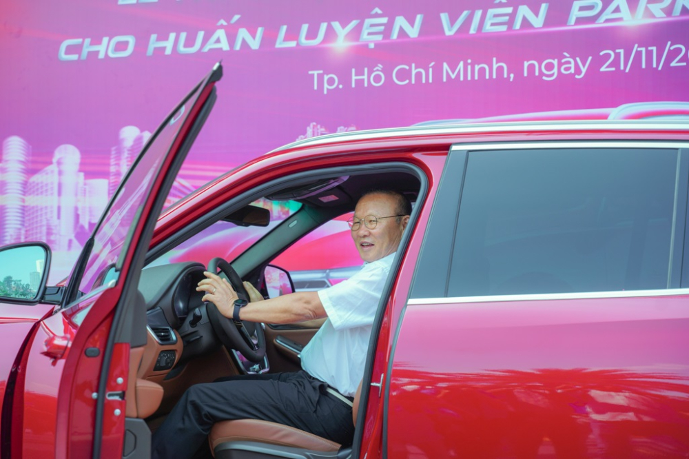 Chiếc VinFast Lux SA2.0 được tặng cho ông Park ngay trước ngày lên đường cùng Đội tuyển U22 Việt Nam sang Philippines để tham dự SEA Games 30