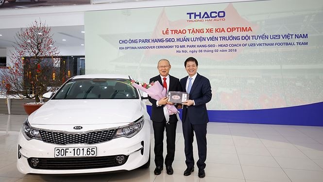 Mẫu xe đầu tiên được tặng cho ông Park Hang-seo tại Việt Nam là một chiếc Kia Optima thuộc bản 2.0 AT