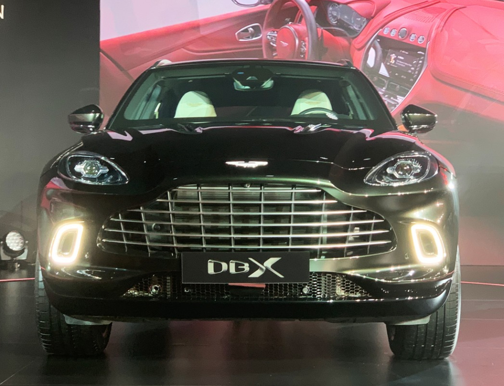 Cận cảnh thiết kế đầu xe của Aston Martin DBX 2020