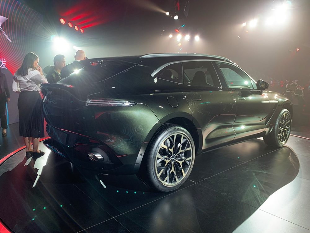 Aston Martin DBX 2020 được trang bị đèn hậu giống Vantage và DB11