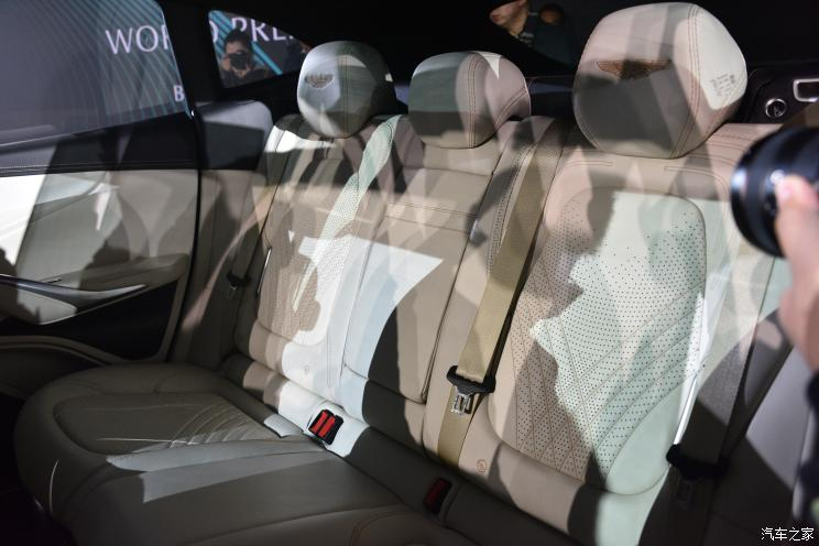 Hàng ghế sau của Aston Martin DBX 2020