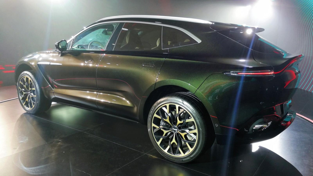 Aston Martin DBX 2020 có hệ thống treo có thể nâng, hạ gầm