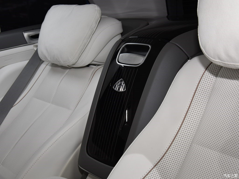 Ngăn chứa đồ giữa hàng ghế sau của Mercedes-Maybach GLS 2020