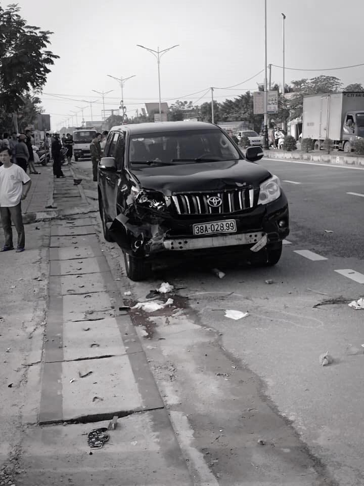 Chiếc Toyota Land Cruiser Prado bị biến dạng đầu xe
