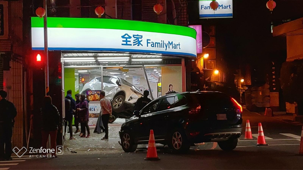 Chiếc SUV màu đen gây tai nạn đỗ bên ngoài cửa hàng tiện lợi
