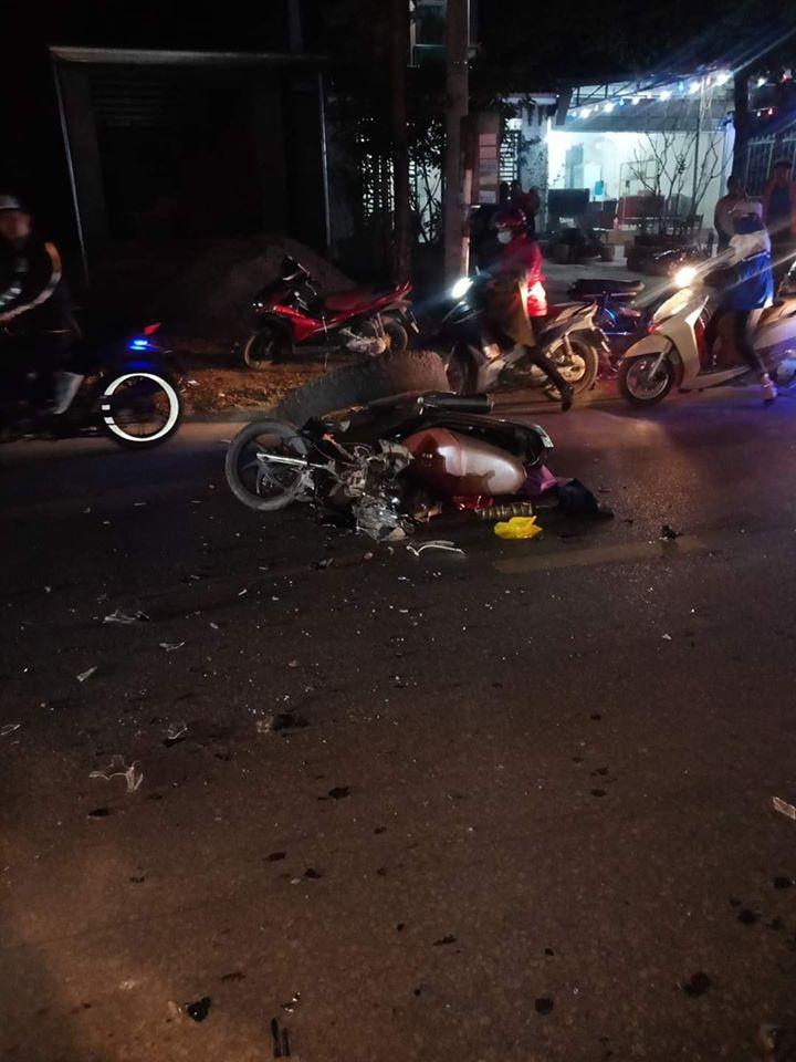 B&aacute;nh xe ben văng tr&uacute;ng một người đi xe m&aacute;y