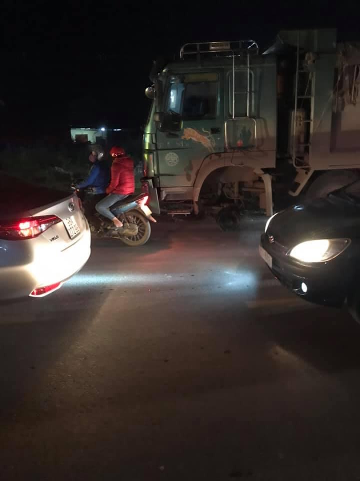 Chiếc xe ben bị văng b&aacute;nh trước ra ngo&agrave;i