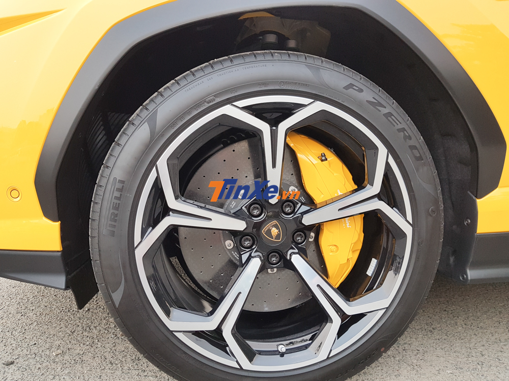 Điểm khác biệt của chiếc siêu SUV Lamborghini Urus Giallo Auge được nhập khẩu chính hãng là có tuỳ chọn cao cấp hơn với bộ mâm 5 chấu kép Nath kích thước lên đến 22 inch
