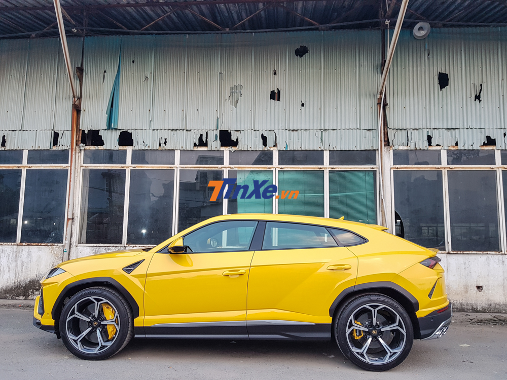 Động cơ kết hợp cùng hộp số tự động 8 cấp và hệ dẫn động 4 bánh giúp Lamborghini Urus có thể tăng tốc từ vị trí xuất phát lên 100 km/h trong 3,6 giây trước khi đạt vận tốc tối đa 305 km/h.