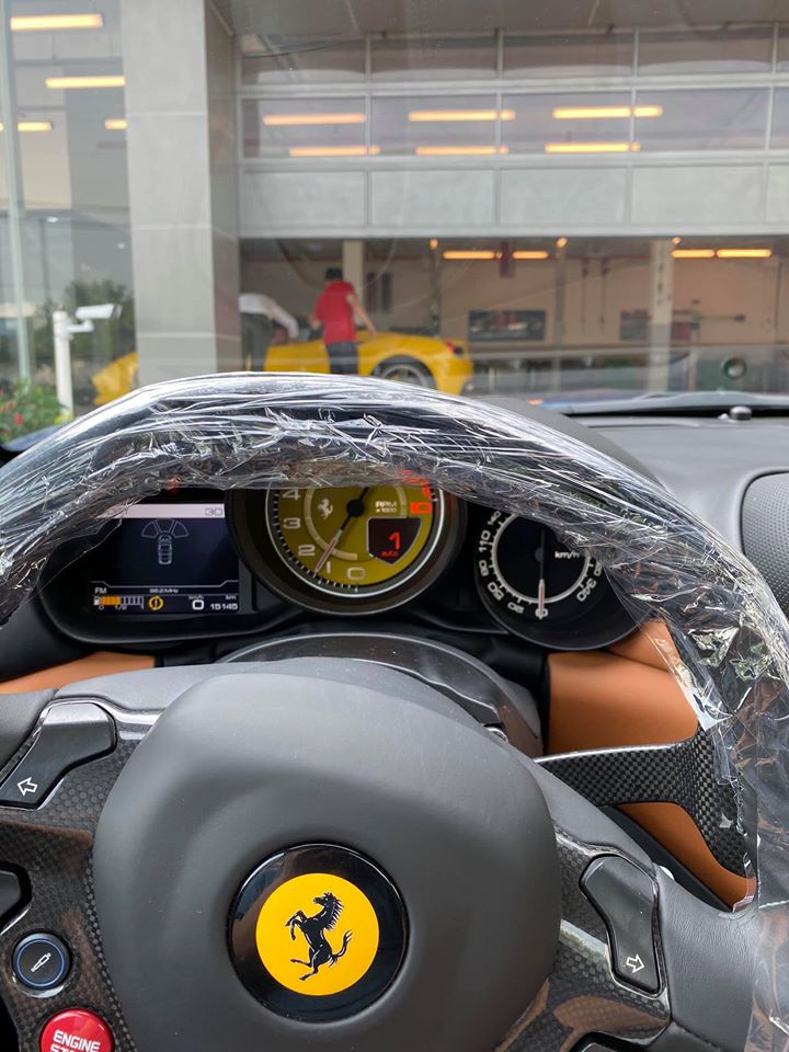 Một chiếc siêu xe Ferrari 488 GTB màu vàng đang được bảo dưỡng