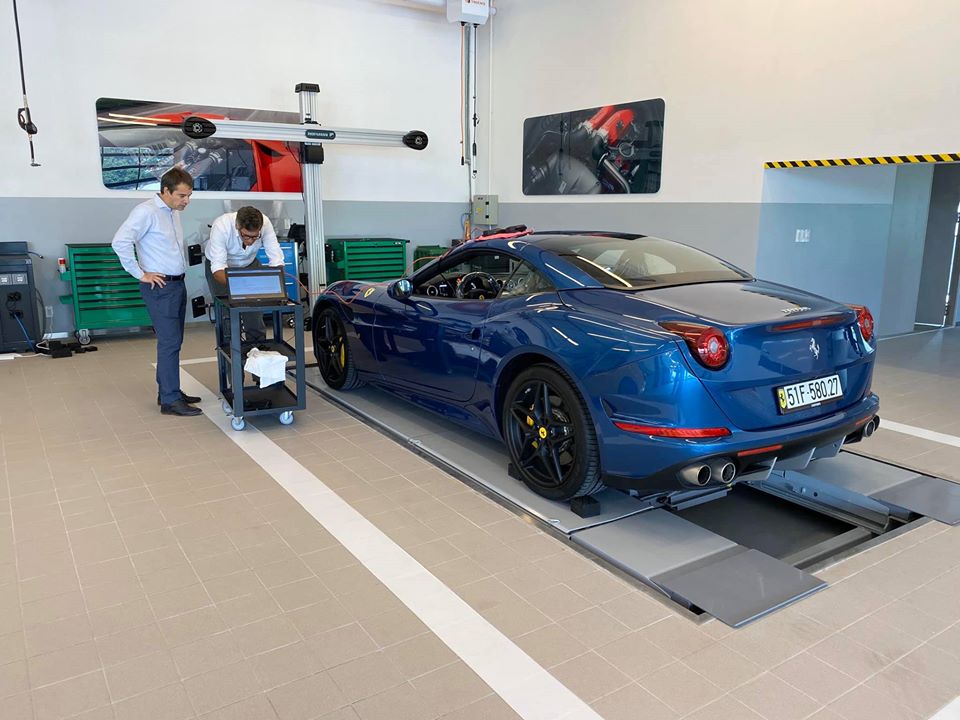 Siêu xe mui trần Ferrari California T