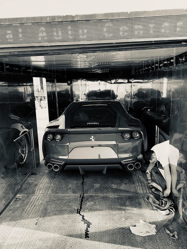 Còn đây là hình ảnh chiếc siêu xe Ferrari 812 Superfast đầu tiên về Việt Nam