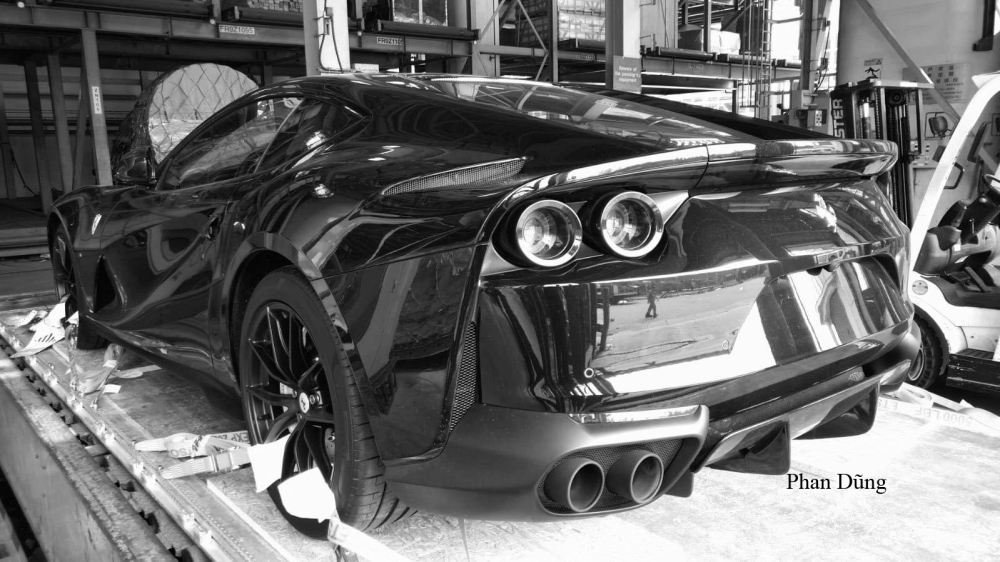 Màu sơn của Ferrari 812 Superfast thứ 2 tại Việt Nam còn là một bí ẩn
