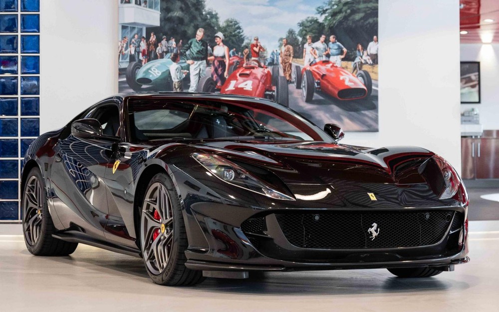Siêu xe Ferrari 812 Superfast màu đen