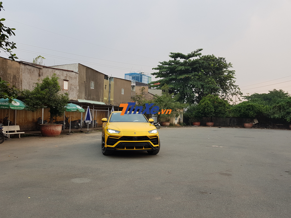 Chiếc siêu SUV Lamborghini Urus này xuất hiện khá bí ẩn nên đã nâng tổng số xe Lamborghini Urus tại Việt Nam lên con số 6