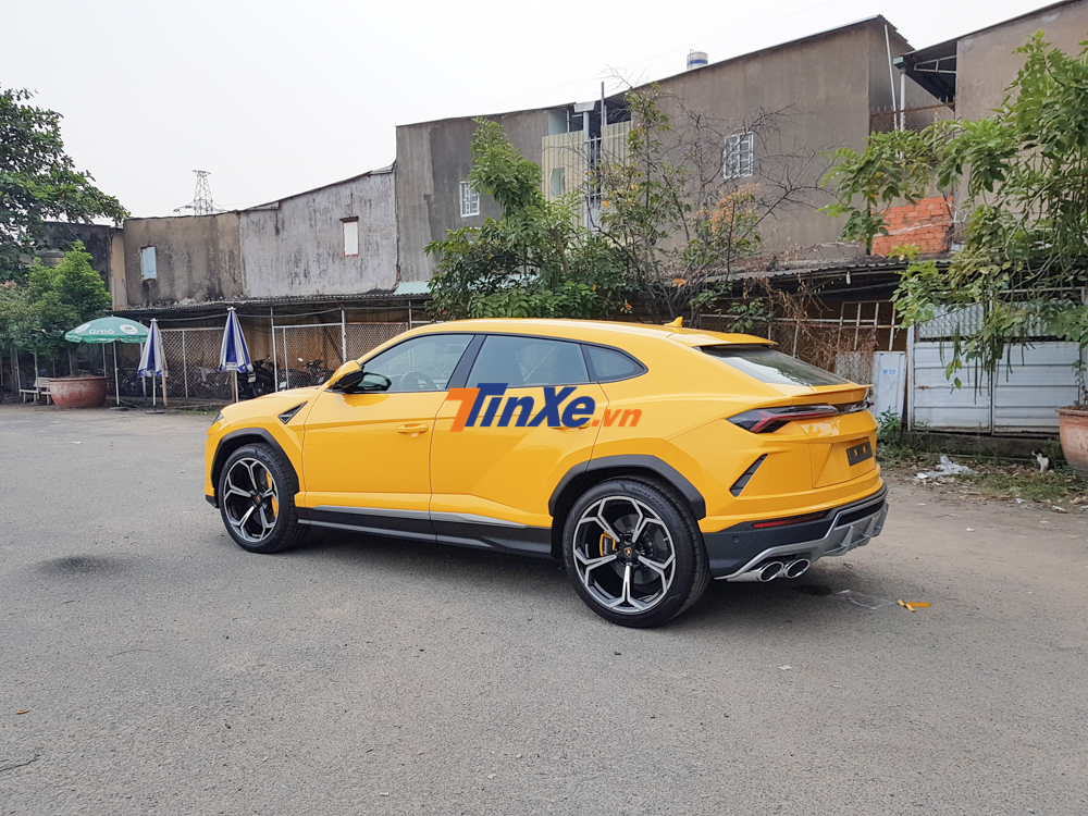 Còn đây là chiếc siêu SUV Lamborghini Urus chính hãng thứ 4 về Việt Nam. Xe được mang về nước rất kín tiếng