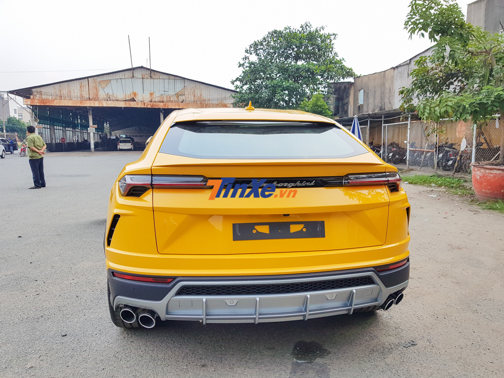 Màu sơn vàng Giallo Auge của hai chiếc siêu SUV Lamborghini Urus nhập khẩu chính hãng còn sẽ khiến giới mê xe