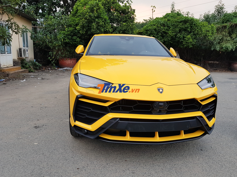 Cách đây ít giờ, chiếc siêu SUV Lamborghini Urus thứ 4 cập bến Việt Nam đã bị bắt gặp xuất hiện ở một trạm đăng kiểm để hoàn tất các thủ tục đăng ký biển số