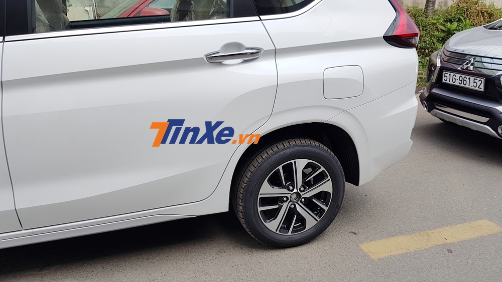 Xe có body kit thể thao hơn bản số tự động và nội thất thêm trang bị âm thanh RockFord
