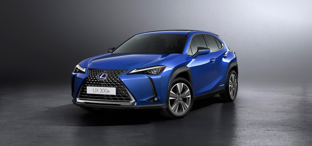 Lexus UX 300e tr&ocirc;ng kh&ocirc;ng kh&aacute;c nhiều so với phi&ecirc;n bản UX chạy xăng truyền thống