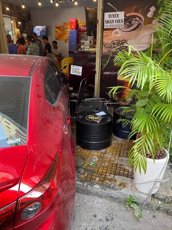 Vụ tai nạn khiến 1 nh&acirc;n vi&ecirc;n của qu&aacute;n caf&eacute; bị thương