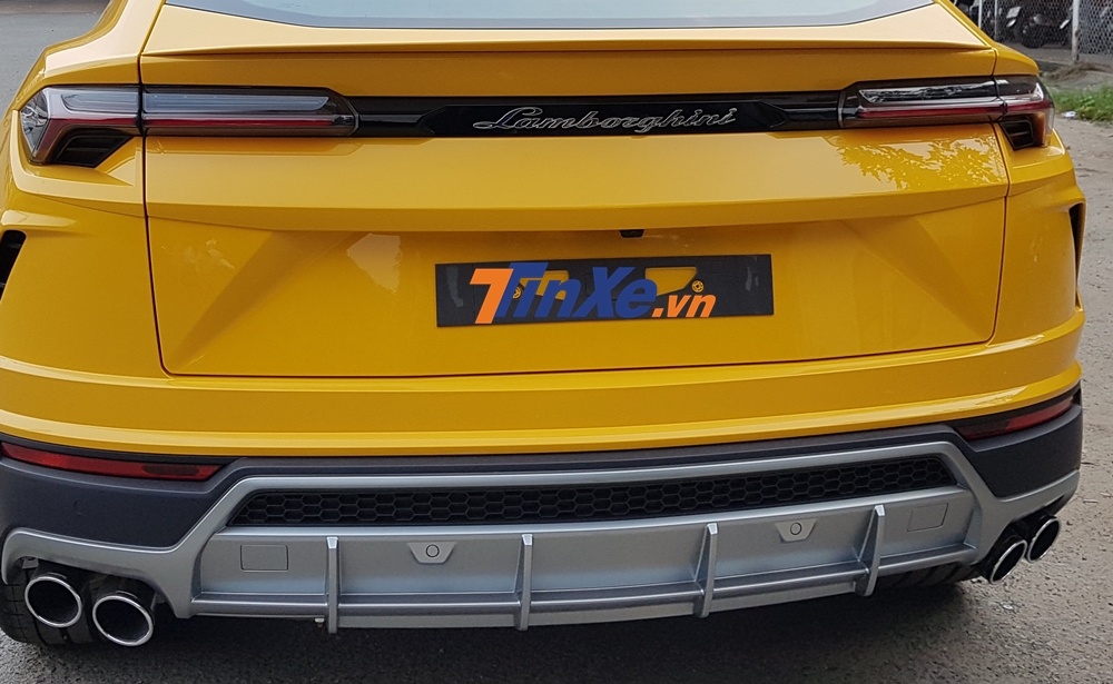 Trọng lượng xe đạt mức 2.200 kg. Ngoại hình siêu SUV Lamborghini Urus có đèn pha và đèn hậu thiết kế khoẻ khoắn và cùng sử dụng hệ thống đèn LED. Trọng lượng xe đạt mức 2.200 kg. Ngoại hình siêu SUV Lamborghini Urus có đèn pha và đèn hậu thiết kế khoẻ khoắn và cùng sử dụng hệ thống đèn LED.