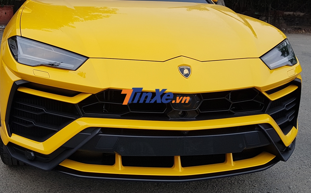 Lamborghini Urus có kích thước tổng thể bao gồm chiều dài 5.113 mm, rộng 2.017 mm và cao 1.638 mm. Chiều dài cơ sở của Urus là 3.002 mm. Lamborghini Urus có kích thước tổng thể bao gồm chiều dài 5.113 mm, rộng 2.017 mm và cao 1.638 mm. Chiều dài cơ sở của Urus là 3.002 mm.
