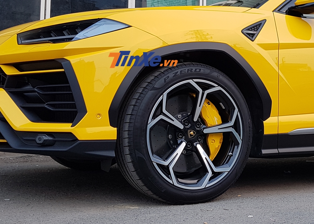 Cả hai chiếc siêu SUV Lamborghini Urus màu vàng Giallo Auge được nhập khẩu chính hãng đều có tuỳ chọn bộ mâm 5 chấu kép Nath kích thước lên đến 22 inch Cả hai chiếc siêu SUV Lamborghini Urus màu vàng Giallo Auge được nhập khẩu chính hãng đều có tuỳ chọn bộ mâm 5 chấu kép Nath kích thước lên đến 22 inch