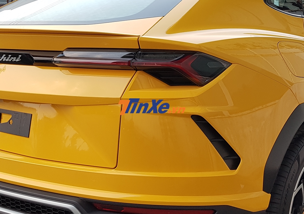 Còn đây là đèn hậu LED của xe với thiết kế hầm hố hẳn so với các siêu phẩm nhà Lamborghini Còn đây là đèn hậu LED của xe với thiết kế hầm hố hẳn so với các siêu phẩm nhà Lamborghini