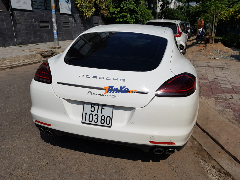 Mẫu Coupe 4 cửa Porsche Panamera 4S c&oacute; thể đạt vận tốc tối đa 286 km/h.