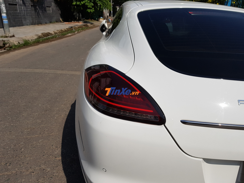 Đ&egrave;n hậu của Porsche Panamera 4S đời cũ 