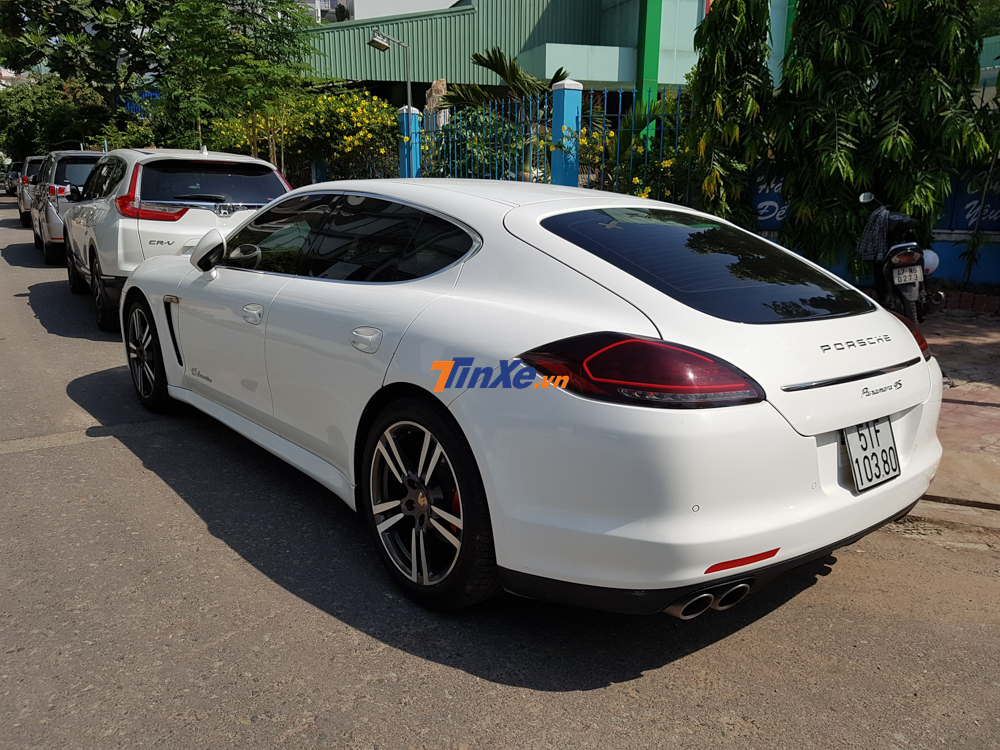 Một trong số đ&oacute; ch&iacute;nh l&agrave; mẫu sedan Coupe 4 cửa Porsche Panamera đời cũ.
