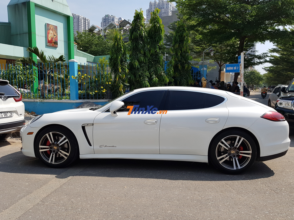 Porsche Panamera 4S c&oacute; khả năng tăng tốc từ vị tr&iacute; xuất ph&aacute;t l&ecirc;n 100km/h chỉ trong thời gian 4,8 gi&acirc;y trước khi đạt vận tốc tối đa 286 km/h.