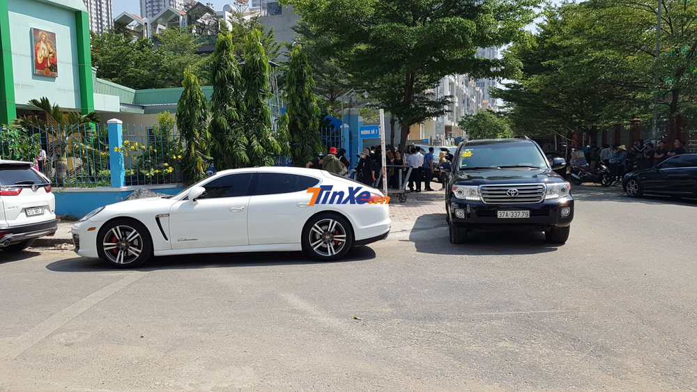 Buổi rước d&acirc;u v&agrave; đ&aacute;m cưới của Bảo Thy diễn ra v&agrave;o tuần trước đ&atilde; g&acirc;y cho&aacute;ng ngợp cho kh&ocirc;ng &iacute;t c&aacute;c kh&aacute;ch tham quan cũng như giới truyền th&ocirc;ng khi c&oacute; sự g&oacute;p mặt của h&agrave;ng chục mẫu xe si&ecirc;u sang, SUV hạng sang v&agrave; tất nhi&ecirc;n c&oacute; cả c&aacute;c mẫu xe sang trọng.