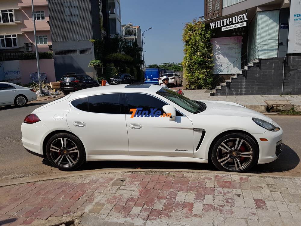 Chiếc sedan hạng sang Porsche Panamera 4S n&agrave;y hay bị bắt gặp hộ tống Bảo Thy. Ngoại thất xe c&oacute; m&agrave;u sơn trắng rất đẹp mắt.
