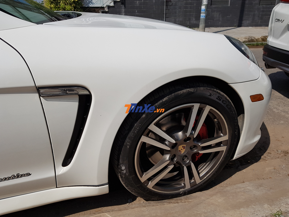 Porsche Panamera 4S đời cũ thuộc sở hữu gia đ&igrave;nh Bảo Thy sở hữu bộ m&acirc;m 5 chấu k&eacute;p sơn hai t&ocirc;ng m&agrave;u tương phản kết hợp c&ugrave;ng c&ugrave;m phanh đỏ.