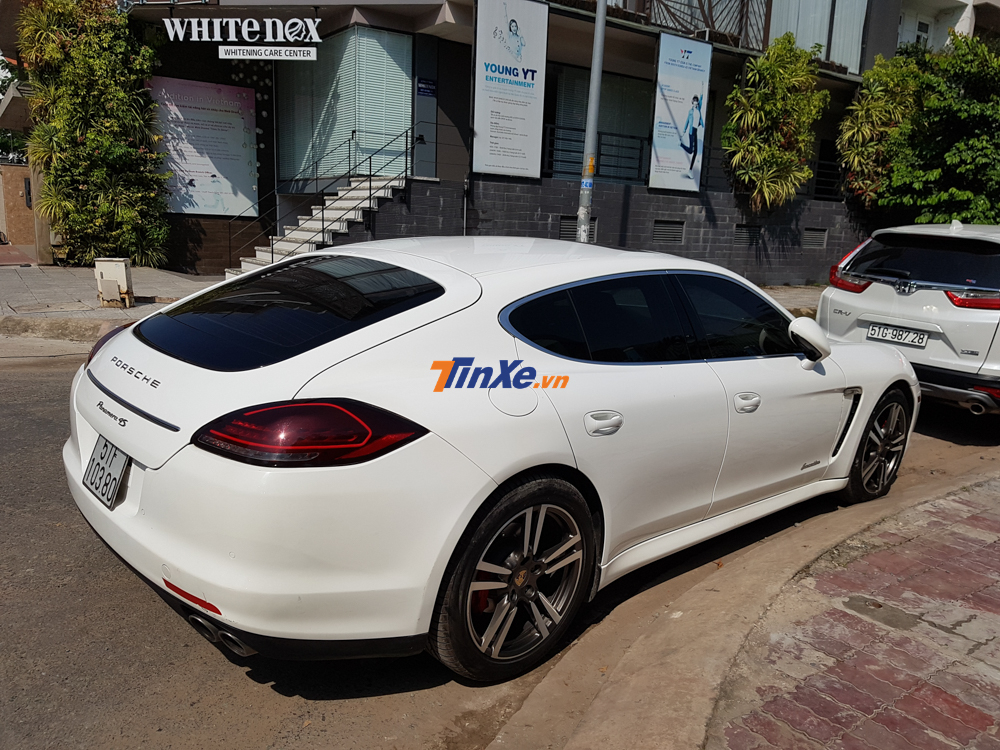 Chiếc Porsche Panamera 4S của Bảo Thy thuộc thế hệ cũ điều n&agrave;y thể hiện rất r&otilde; qua thiết kế của xe v&agrave; nhất l&agrave; đ&egrave;n hậu kh&ocirc;ng phải dạng LED mỏng c&aacute; t&iacute;nh như Porsche Panamera 2019.