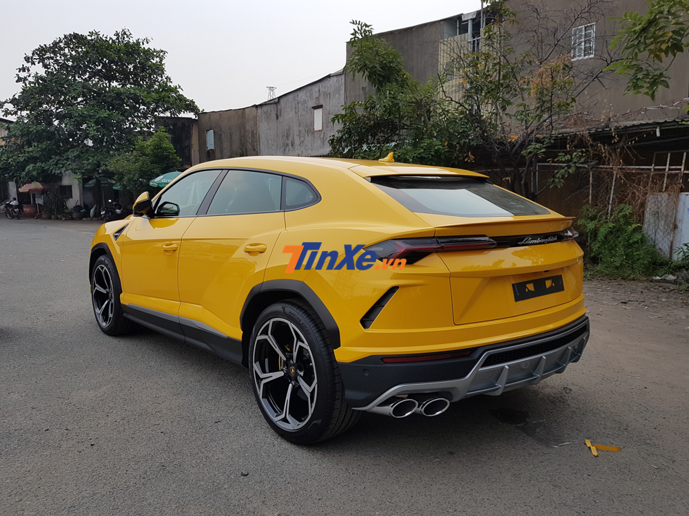 Sau hơn 1 tháng được vận chuyển về garage của chủ nhân, chiếc siêu SUV Lamborghini Urus thứ 6 về Việt Nam đã được cho đi đăng ký biển số và hoàn tất việc đăng kiểm trong chiều ngày 22 tháng 11. Sau hơn 1 tháng được vận chuyển về garage của chủ nhân, chiếc siêu SUV Lamborghini Urus thứ 6 về Việt Nam đã được cho đi đăng ký biển số và hoàn tất việc đăng kiểm trong chiều ngày 22 tháng 11.