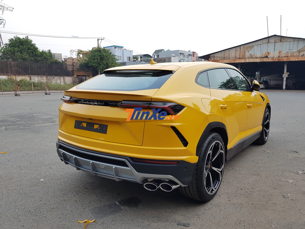 Đây hiện là chiếc Lamborghini Urus thứ 4 ở Việt Nam ra biển trắng. Xe được nhập khẩu chính hãng và thuộc sở hữu của một doanh nhân tại Sài thành. Đây hiện là chiếc Lamborghini Urus thứ 4 ở Việt Nam ra biển trắng. Xe được nhập khẩu chính hãng và thuộc sở hữu của một doanh nhân tại Sài thành.