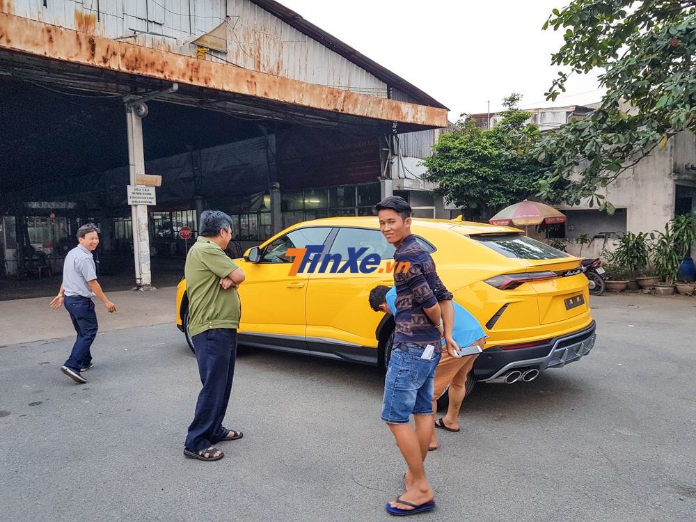 Rất đông người dân cũng như các chủ xe ô tô đi đăng kiểm vây xung quanh chiếc siêu SUV Lamborghini Urus để ngắm nghía và đưa ra các dự đoán về giá bán của xe cũng như chủ nhân. Rất đông người dân cũng như các chủ xe ô tô đi đăng kiểm vây xung quanh chiếc siêu SUV Lamborghini Urus để ngắm nghía và đưa ra các dự đoán về giá bán của xe cũng như chủ nhân.