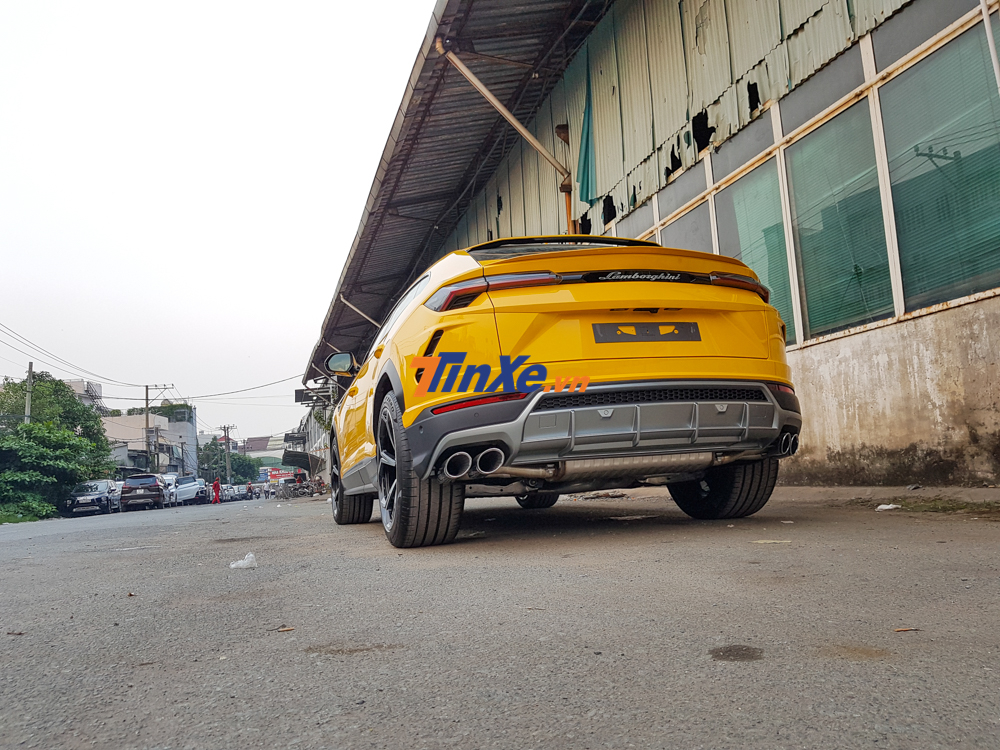 Lamborghini Urus có giá khởi điểm chỉ 200.000 đô la, tương đương 4,66 tỷ đồng lúc mới ra mắt, đây là mức giá bán rẻ nhất trong các sản phẩm của thương hiệu xe Lamborghini Lamborghini Urus có giá khởi điểm chỉ 200.000 đô la, tương đương 4,66 tỷ đồng lúc mới ra mắt, đây là mức giá bán rẻ nhất trong các sản phẩm của thương hiệu xe Lamborghini