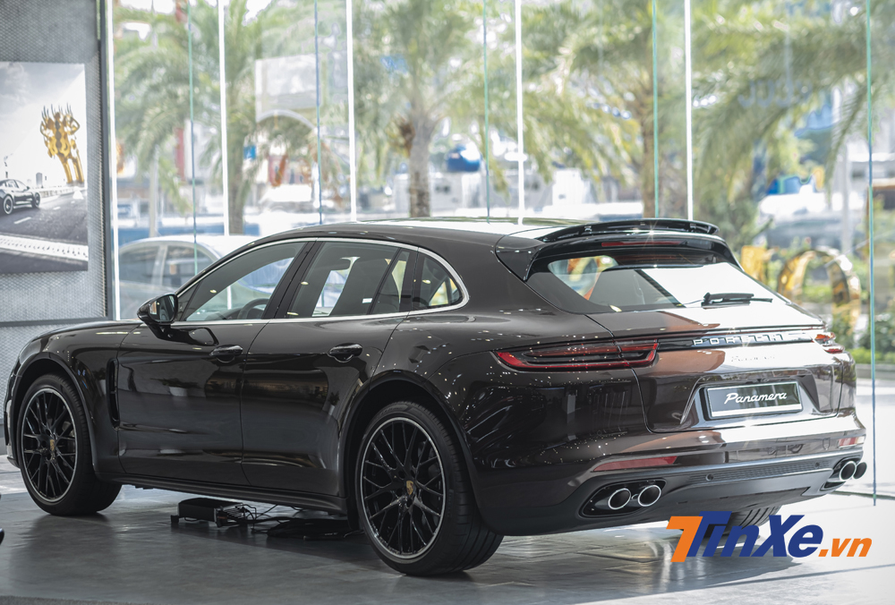 Porsche Panamera 4 Sport Turismo có phần đuôi xe được nâng cao hơn, vuông vắn hơn để tăng thể tích khoang hành lý, tăng không gian sử dụng bên trong xe. Porsche Panamera 4 Sport Turismo có phần đuôi xe được nâng cao hơn, vuông vắn hơn để tăng thể tích khoang hành lý, tăng không gian sử dụng bên trong xe.