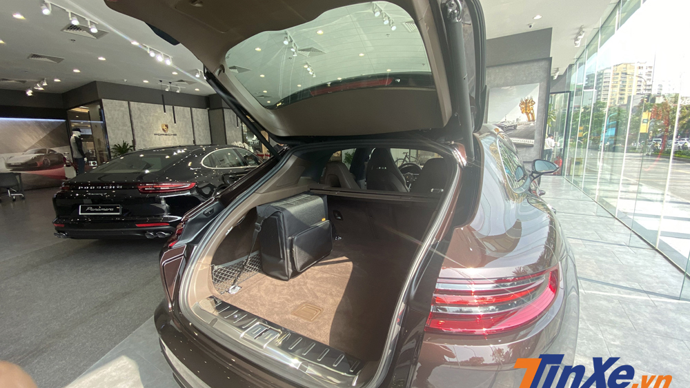 Khoang hành lý của Porsche Panamera 4 Sport Turismo có thể tích lên tới 520 lít. Khoang hành lý của Porsche Panamera 4 Sport Turismo có thể tích lên tới 520 lít.