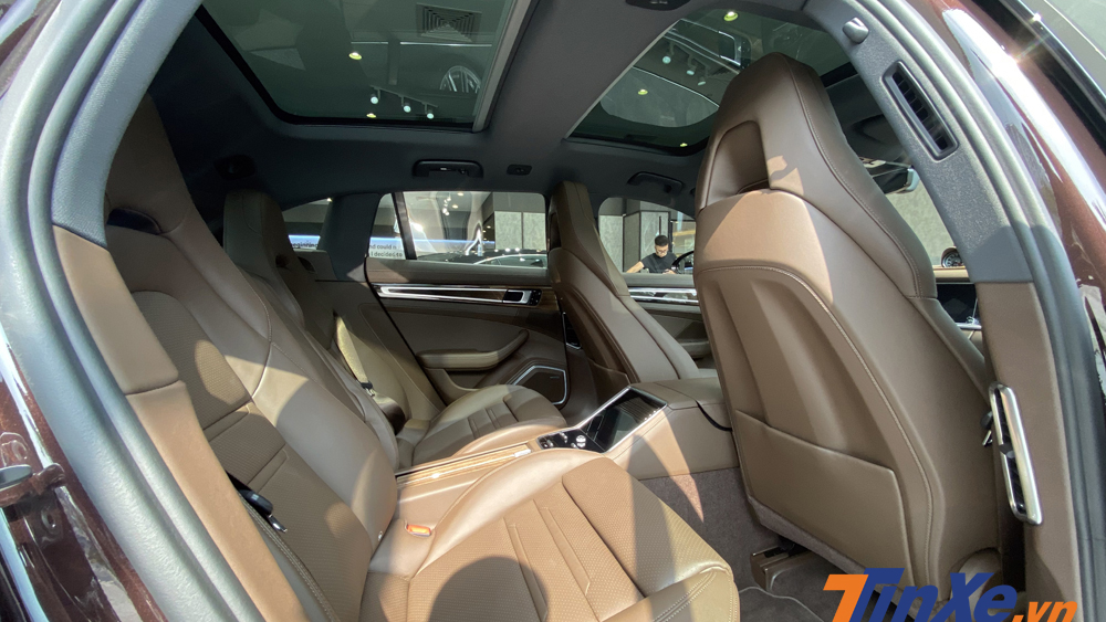 Hàng ghế thứ 2 của Porsche Panamera 4 Sport Turismo có thể tuỳ chọn sang dạng 2+1 chỗ ngồi. Hàng ghế thứ 2 của Porsche Panamera 4 Sport Turismo có thể tuỳ chọn sang dạng 2+1 chỗ ngồi.